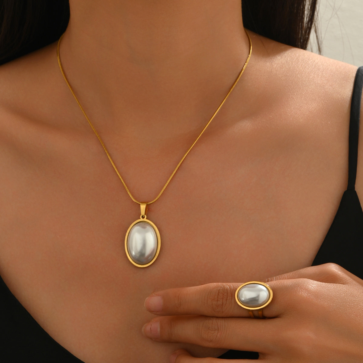 Lxalry – Golden Oval Necklace & Ring Set